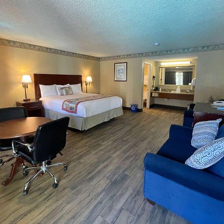 Travelodge By Wyndham Costa Mesa Newport Beach Hacienda Exterior photo