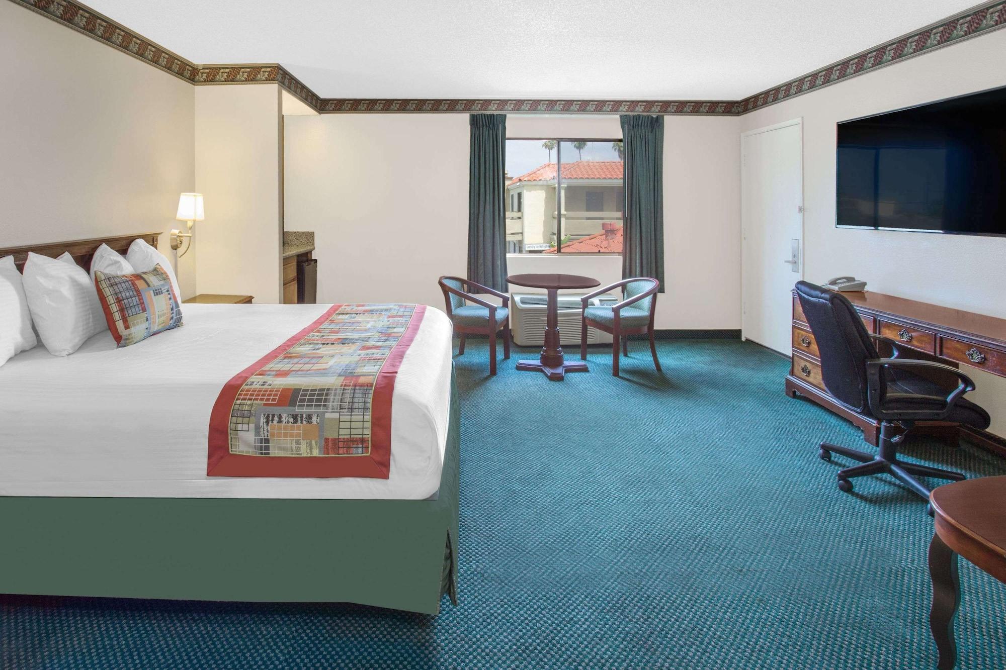 Travelodge By Wyndham Costa Mesa Newport Beach Hacienda Exterior photo
