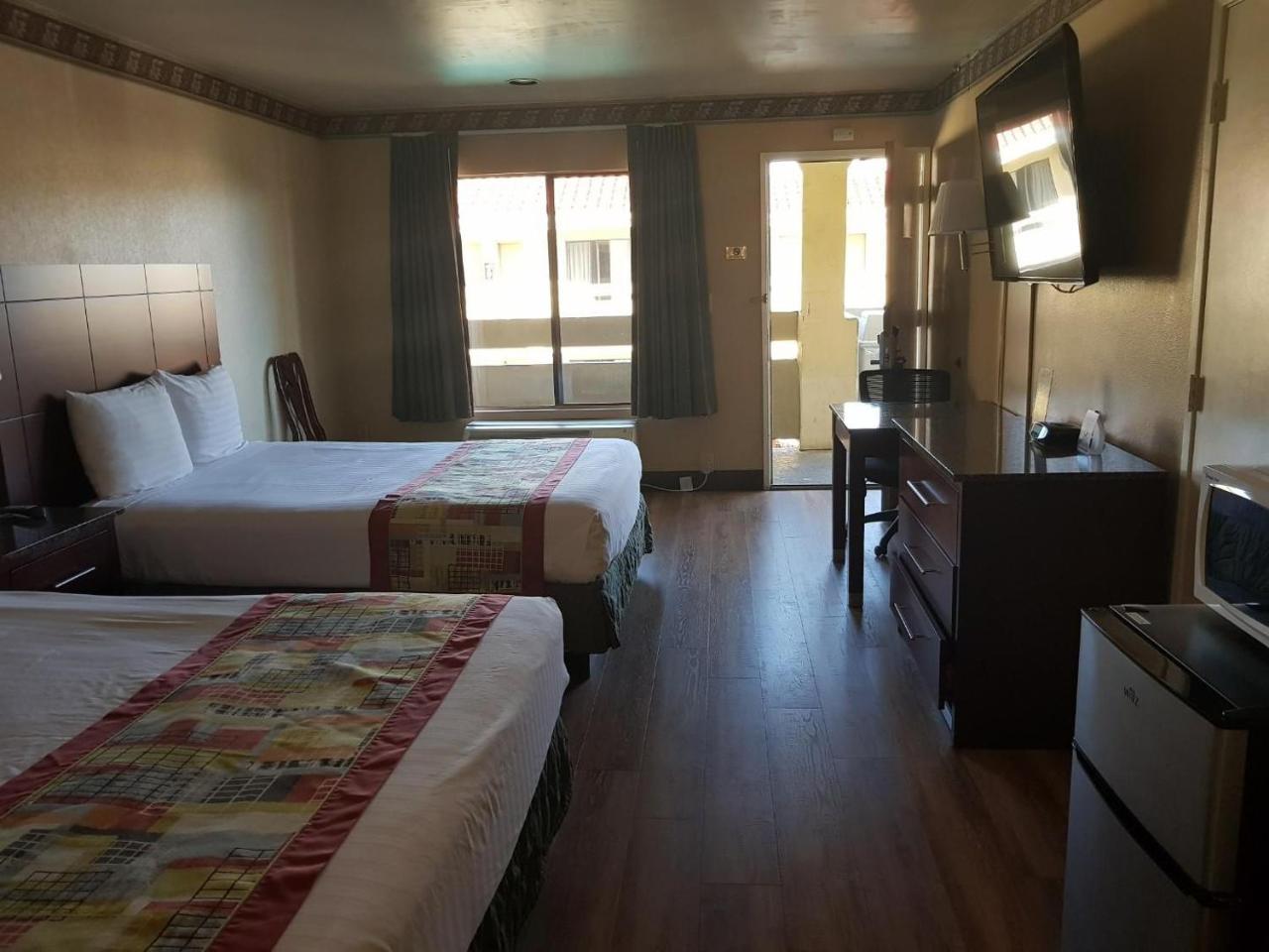 Travelodge By Wyndham Costa Mesa Newport Beach Hacienda Exterior photo