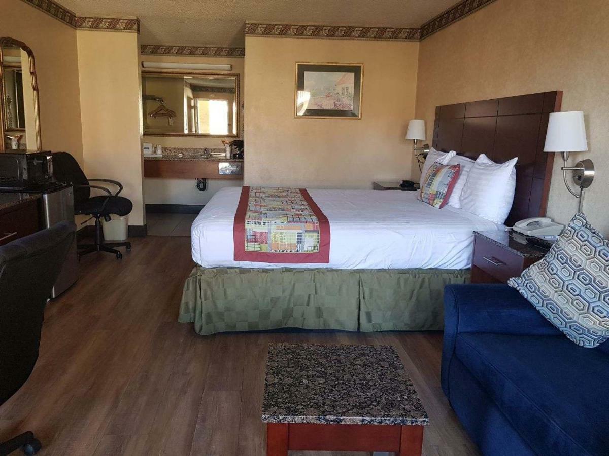 Travelodge By Wyndham Costa Mesa Newport Beach Hacienda Exterior photo